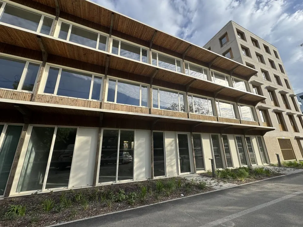 Fa&ccedil;ade de l'immeuble neuf abritant le local
