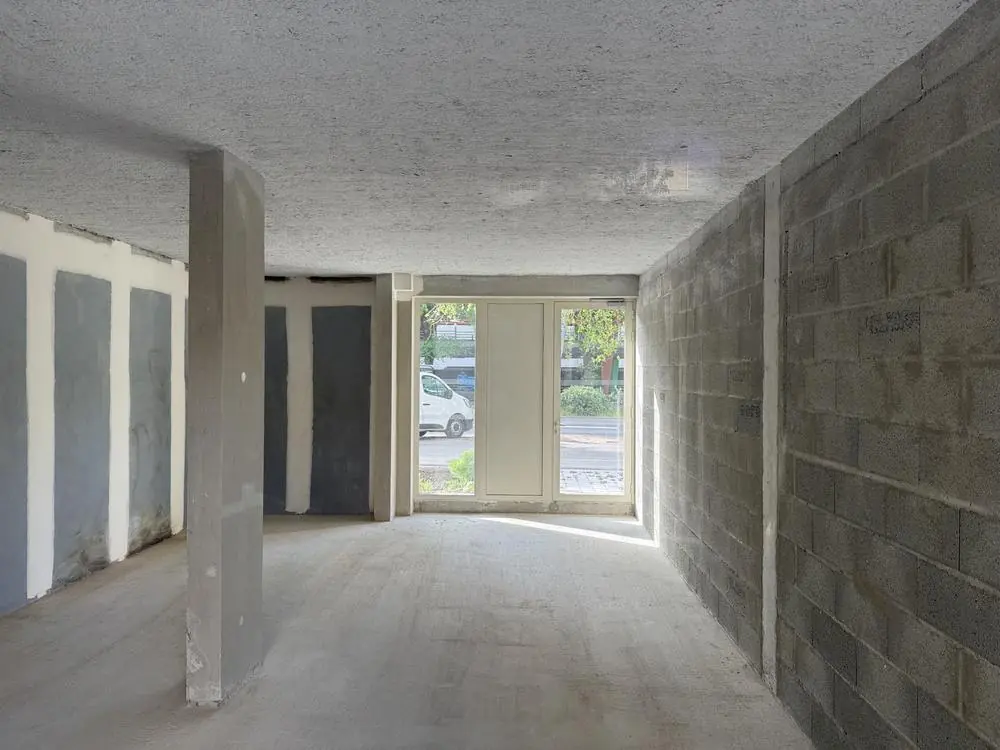 Poteaux et murs en parpaing du plateau, sol en dalle b&eacute;ton